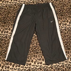 GUC NIKE Pants NIKE Capri Pants Mesh Lined Gray White Women’s Size M w 2 Pockets
